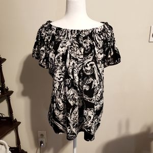 DONATED STYLE & CO Top.   SIZE XL